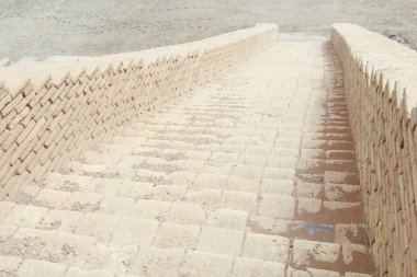 Ziggurat merdivenlerde, 