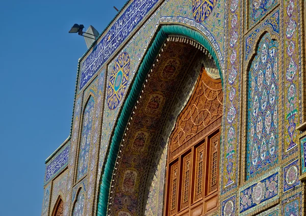 Um dos portões da Mesquita Al-Kadhimiya — Fotografia de Stock