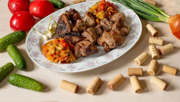 Shish Kebab Białym Talerzu Warzywami — Zdjęcie stockowe