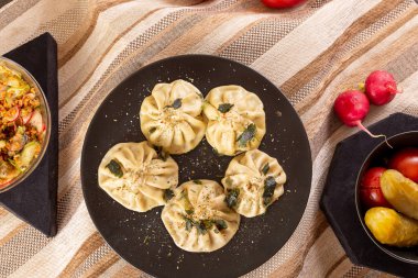 Khinkali, Gürcü mutfağı, masada turşuyla.