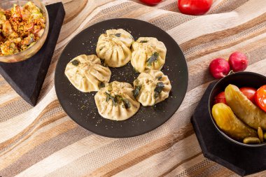 Khinkali, Gürcü mutfağı, masada turşuyla.