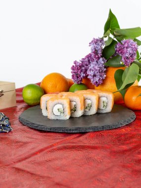 Philadelphia dürümleri, narenciye ve meyvelerin arka planında