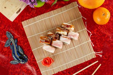 Turunçgil ve meyveli pastırmalı dürüm.