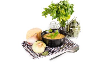 Beyaz arka planda ürünlerinin dekoru olan balkabağı çorbası.