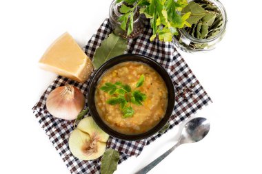 Beyaz arka planda ürünlerinin dekoru olan balkabağı çorbası.