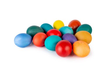 Beyaz arka planda gölgesi olan renkli yumurtalar.