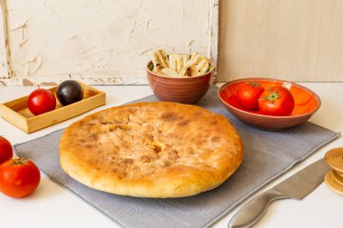 Osetya peynirli turta, yaz ayarı, domates dekoru.