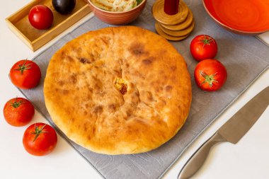 Osetya peynirli turta, yaz ayarı, domates dekoru.