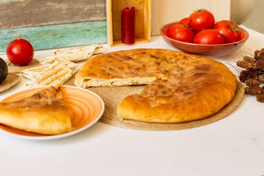 Osetya peynirli turta, yaz ayarı, domates dekoru.