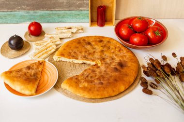 Osetya peynirli turta, yaz ayarı, domates dekoru.