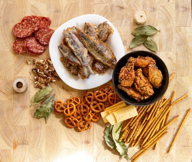 Beer snacks, straws, dried fish, salted sticks, sausage.