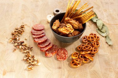 Beer snacks, straws, dried fish, salted sticks, sausage.