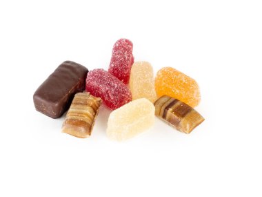 Beyaz arka planda çikolata ve jelibon