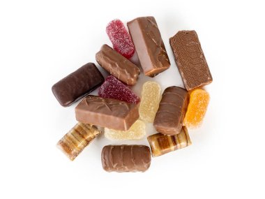 Beyaz arka planda çikolata ve jelibon