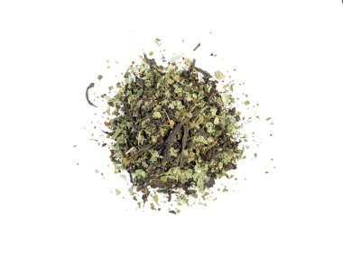 Küçük yeşil kurumuş yaprak çayı yığını.