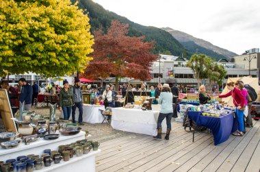 Yaratıcı Queenstown sanat ve el sanatları pazarları göl ön Queenstown Earnslaw Park'ta yer almaktadır.