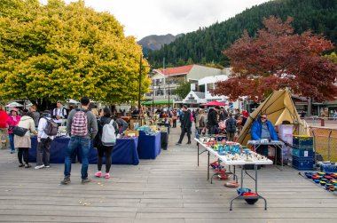 Yaratıcı Queenstown sanat ve el sanatları pazarları göl ön Queenstown Earnslaw Park'ta yer almaktadır.