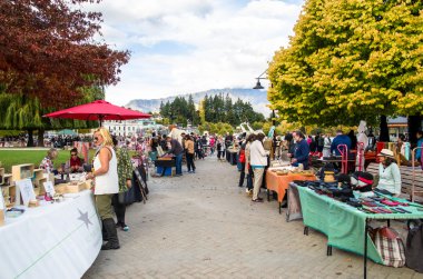 Yaratıcı Queenstown sanat ve el sanatları pazarları göl ön Queenstown Earnslaw Park'ta yer almaktadır.