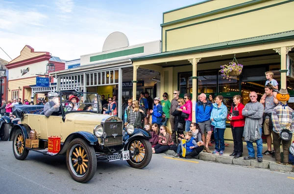 Veteranbilar parade händelse under Arrowtown hösten festivalen på Buckingham Street, Nya Zeeland — Stockfoto