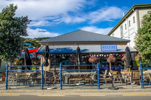 Restauranger som ligger vid Akaroa, södra i Nya Zeeland. — Stockfoto