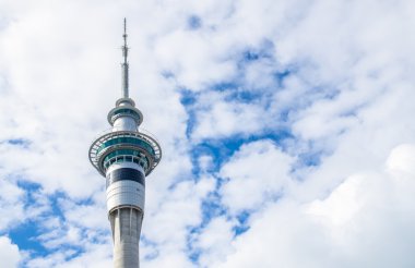Auckland, Yeni Zelanda'bulunan Sky Tower.