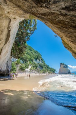 Katedral Cove'da Coromandel Yarımadası üzerinde North Island Yeni Zelanda Cumhuriyeti. 