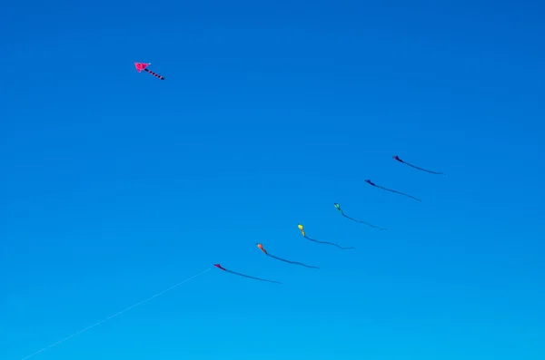 Воздушный змей, летящий в голубом небе — стоковое фото