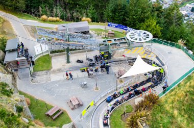 İnsanlar kızak araba Queenstown manzarası, Yeni Zelanda'oynarken görülebilir.
