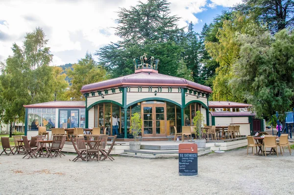 Restaurante situado en la orilla del lago Wakatipu en Queenstown, Nueva Zelanda . — Foto de Stock