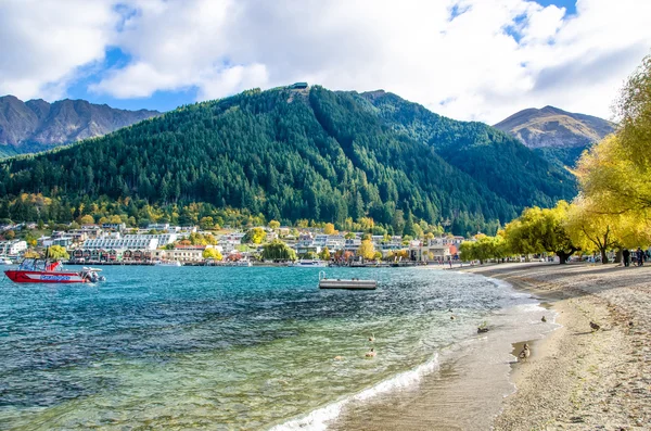 Queenstown, Yeni Zelanda'da bulunan göl Wakatipu.