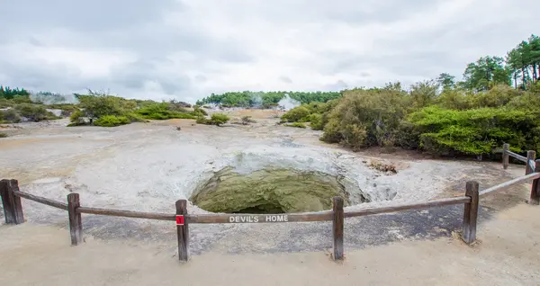 Wai-O-Tapu Thermal Wonderland die zich in Rotorua, Nieuw-Zeeland bevindt. — Stockfoto