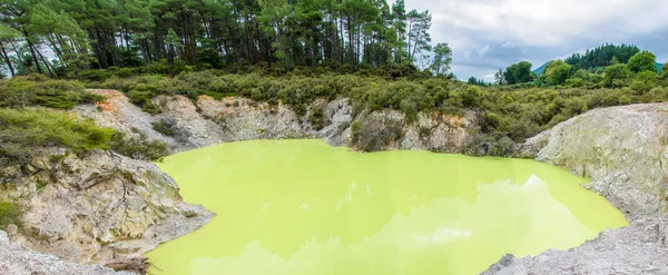 Wai-O-Tapu Thermal Wonderland que está localizado em Rotorua, Nova Zelândia . — Fotografia de Stock