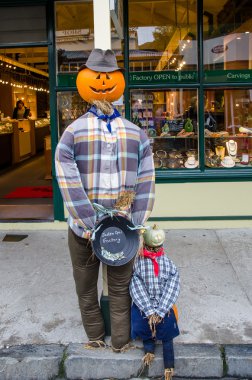 Çocuklar tarafından yapılan Bostan korkuluklarının Arrowtown Sonbahar Festivali sırasında Yeni Zelanda görüntülenen yapıldı..
