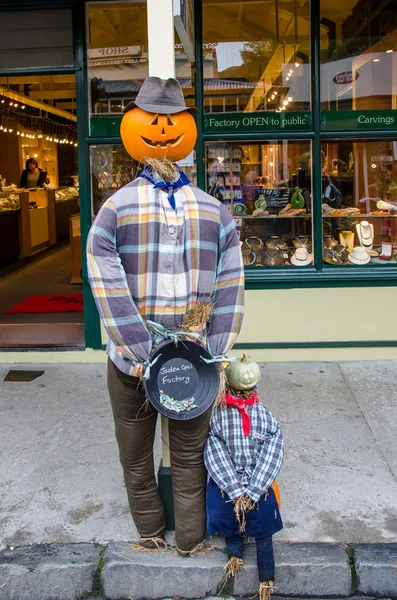 Çocuklar tarafından yapılan Bostan korkuluklarının Arrowtown Sonbahar Festivali sırasında Yeni Zelanda görüntülenen yapıldı..
