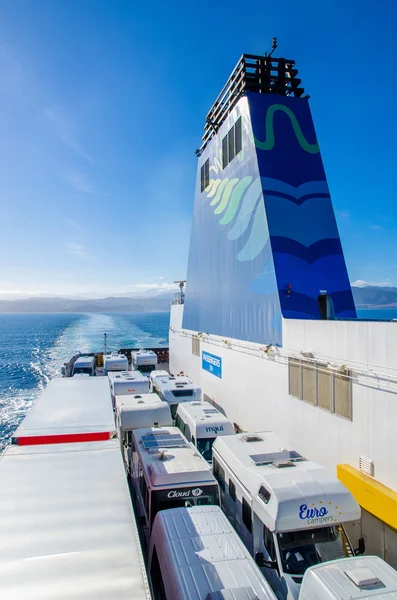 Campervans travelling from south island to north island in New Zealand through the Interisander 's Cook Strait ferry . — стоковое фото