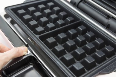 Beyaz arka planda izole edilmiş çıkarılabilir tabakları olan modern waffle makinesi..