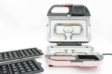 Beyaz arka planda izole edilmiş çıkarılabilir tabakları olan modern waffle makinesi..