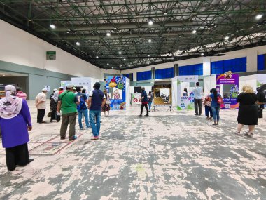 Selangor, Malezya - 6 Temmuz 2021: Halk, aşılandıklarını göstermek için Covid-19 aşı pankartı ile kuyruğa girip fotoğraf çekebiliyor.