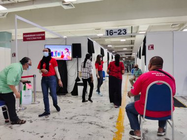 Selangor, Malezya - 6 Temmuz 2021: Halk MIECC Seri Kembangan 'daki Sinovac aşısını almak için salonda sabırla beklerken görülüyor.