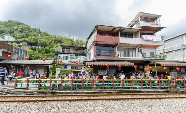 De oude Shifen Street sectie van Pingxi District uitgegroeid tot een van de beroemde toeristische haltes langs deze lijn. Mensen kunnen gezien lopen en het verkennen van rond het. — Stockfoto