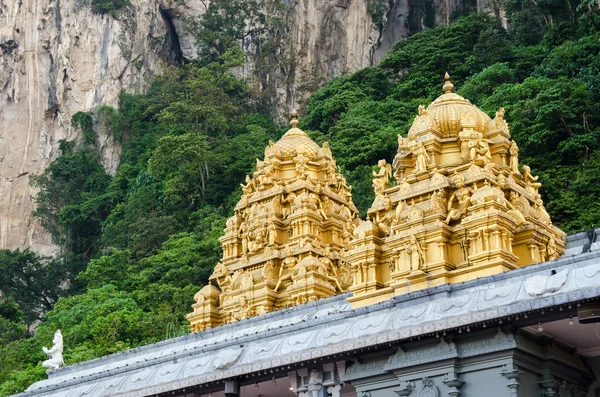 Золотая крыша на индийском храме в пещерах Бату, Куала-Лумпур — стоковое фото