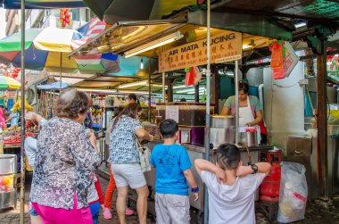Petaling Street is a china town which is located in Kuala Lumpur,Malaysia,people can seen queuing and buying drinks.