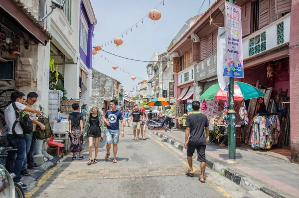 People can seen buying and exploring in front of souvenir stall in the street art in Georgetown, Penang — Stock Photo, Image