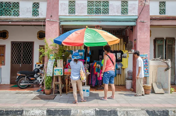 People can seen buying and exploring in front of souvenir stall in the street art in Georgetown, Penang — Stok fotoğraf