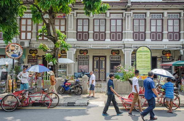 People can seen walking and exploring around the street art in Georgetown, Penang — Stok fotoğraf