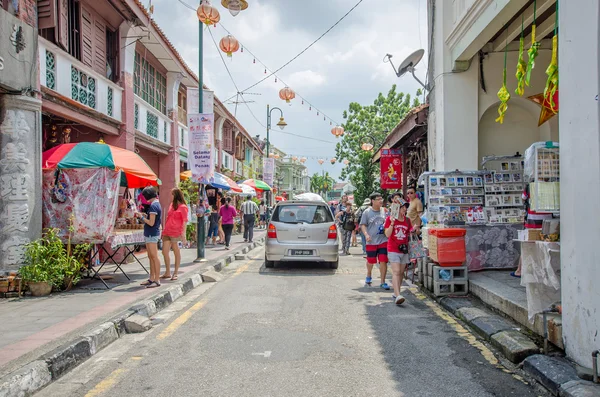 As pessoas podem ver comprando e explorando em frente a barraca de lembrança na arte de rua em Georgetown, Penang — Fotografia de Stock