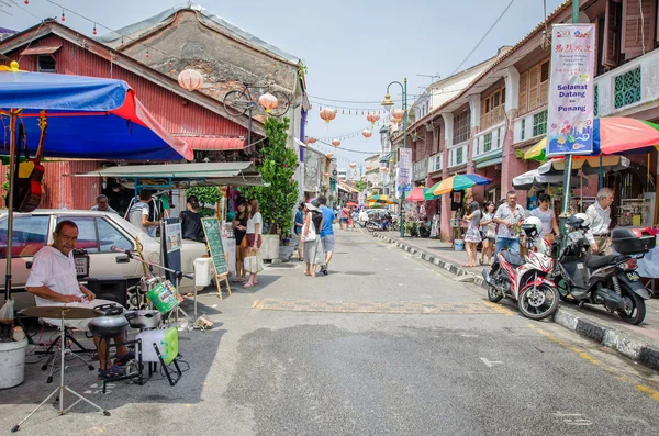 People can seen walking and exploring around the street art in Georgetown, Penang — Stockfoto