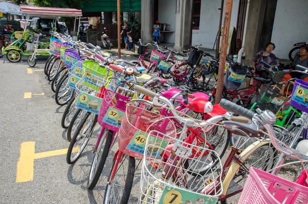 Bicycle renting service available in the street art in Georgetown, Penang — Stockfoto