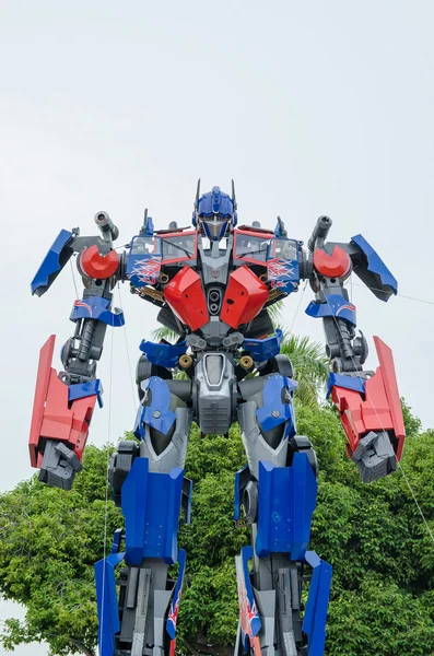 Optimus prime und Hummel Transformatoren Ausstellung auf der Esplanade penang, Malaysia. — Stockfoto