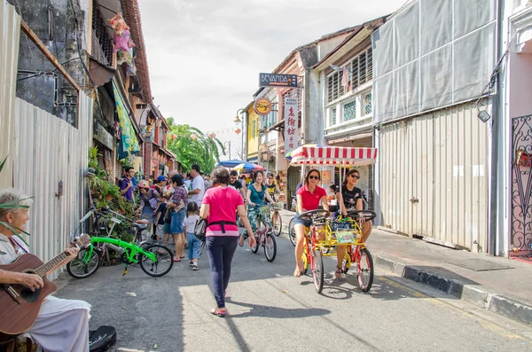 La gente puede ver caminar y explorar alrededor del arte callejero en Georgetown, Penang . —  Fotos de Stock